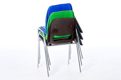 Kunststoffstühle mit Schreibtablar & bequemer Polsterung
